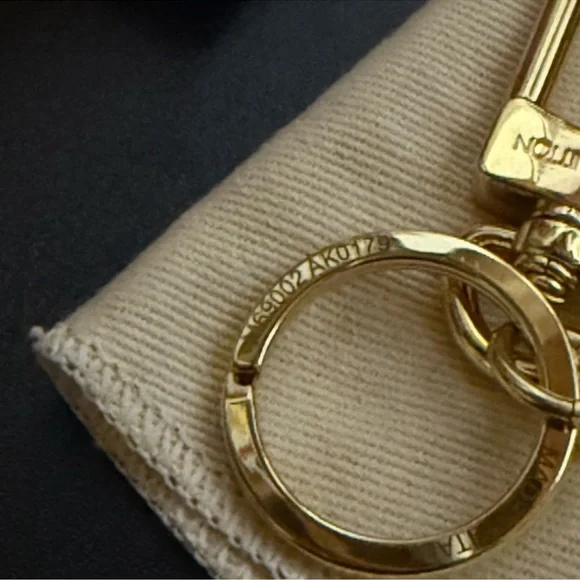 LOUIS Vuitton Key Chain - Picture 3 of 7